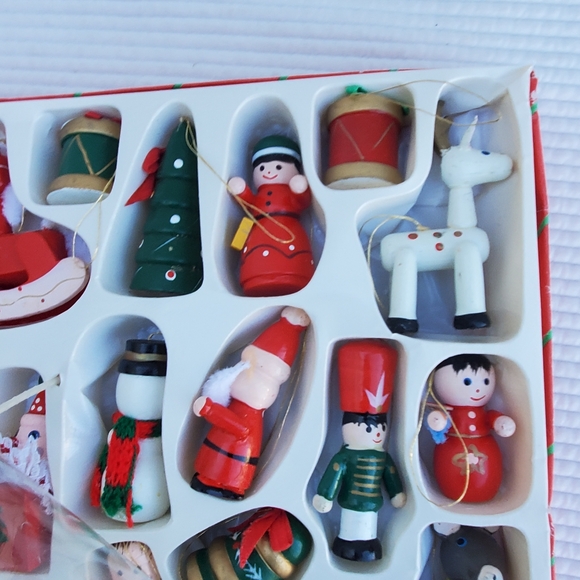22 Wood Christmas Ornaments In Box 1.5"-3" Vintage Green Red Wooden Holiday - Picture 4 of 10